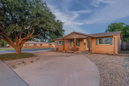 The Gaston Haus - 4 Bedroom/2 Bath European Experience