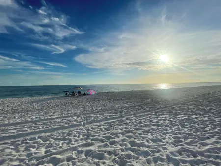 Coastal Home- Walk,Bike, Golf Cart 2 Pools & Beach. Close 2 Shops & Pickleball!