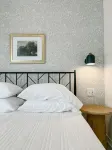 Upscale studio with skyline view 브라이어우드 크로싱 - 쇼핑센터 주변 호텔