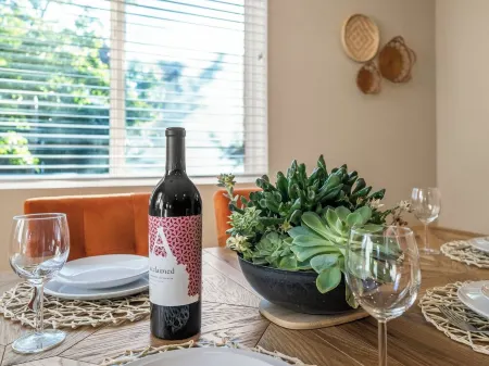 Wine Country Farmhouse with Fire Pit & BBQ near Napa, San Francisco & Sacramento Отели в г. Фейрфилд