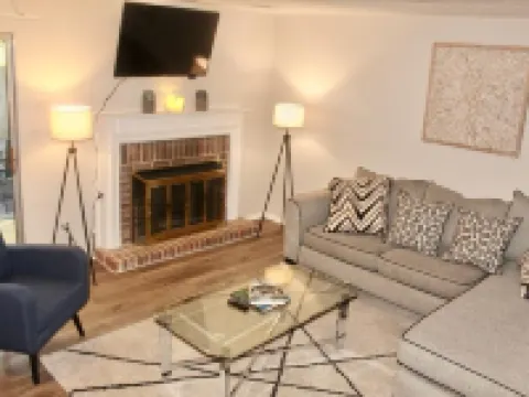 Cheerful 2 bedroom townhouse with indoor Fireplace Hoteles en Tucker