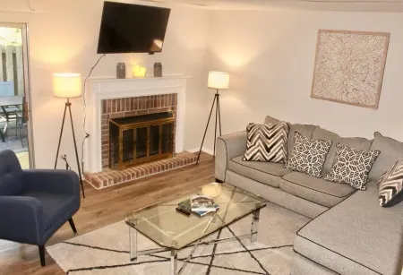 Cheerful 2 bedroom townhouse with indoor Fireplace