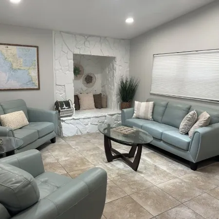 Totally Renovated near Pete's Pier with Trailer Parking Walk to Three Sisters!!