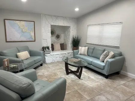 Totally Renovated near Pete's Pier with Trailer Parking Walk to Three Sisters!!