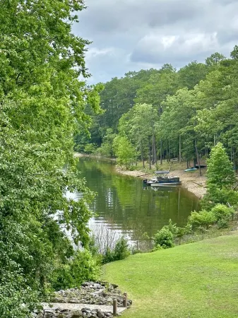 Unforgetable Large 2BR/ 2Bath, with lake access on Lake Ouachita and lake view