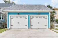 Coastal Chic Retreat - Minutes to Downtown Charleston and Beautiful Beaches 鄰近Aviation Square Shopping Center的酒店