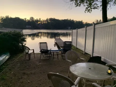 Remodeled Cottage retreat on the Lake, close to Boston but nestled in the woods Отели рядом с достопримечательностью «The Mill Works»