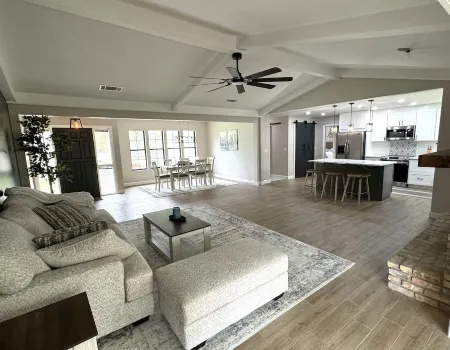 Newly remodeled 3 BR house, 5 min from WEC and by golf course. Dogs allowed