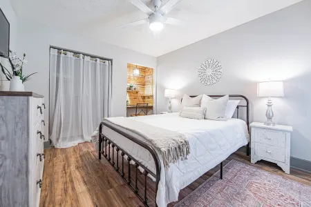 The Rustic Retreat!  With a game room & a great outdoor vibe! Отели в г. Брайан