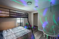 NJ Paradise Tiki Hut, 5 mins to NYC Ferry and beaches! Hotels near Anchorage Beach