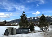 15 Mins. to Ski Resort, Clubhouse Hot Tub + Steam Room, 5 Mins. to Downtown WF