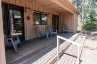 Walk to food/shops and SHARC, 10 Passes, A/C, King Beds, Pool Table