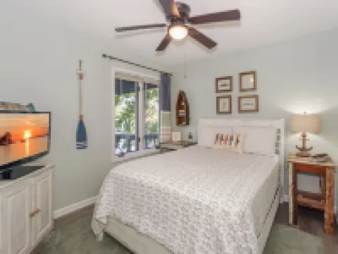 Red Sky Lake House - Tranquility at the lake! Hotels in Eldorado