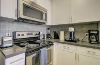 Zircon Zen - Quiet retreat 2BR Pool, Jacuzzi Marina