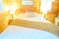 1 Queen size bed &Love seat sofa, Creek view - Homestays