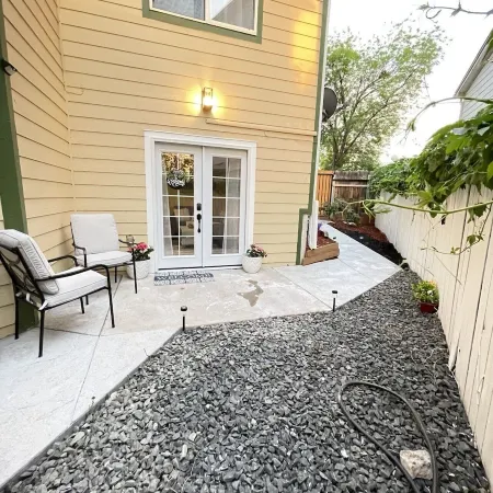 Cheerfull 2 bedroom Basement Apartment