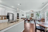 Flourishing Palm Place 3 BR 2 BA near XNA