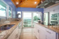 Atlantic side, quiet neighborhood ~ 3 Bed 2.5 Bath, dock, pool / hot tub, kayak