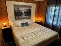 2 Private Cabins on an Secluded Acre, Walk to Restaurants, Fully Fenced