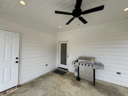 Brand New Gameday Getaway! Less than 3 miles from Campus.