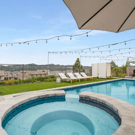 Resort-like residence with pool, jacuzzi, sauna, ocean breeze & amazing sunsets