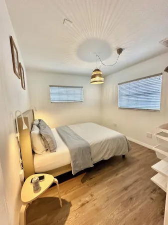 Santorini Cabana in Zephyrhills Отели в г. Зефирхиллс