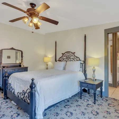 ★Private terrace & parking ★ at this Historic 1800's Townhome in ❤︎ of City