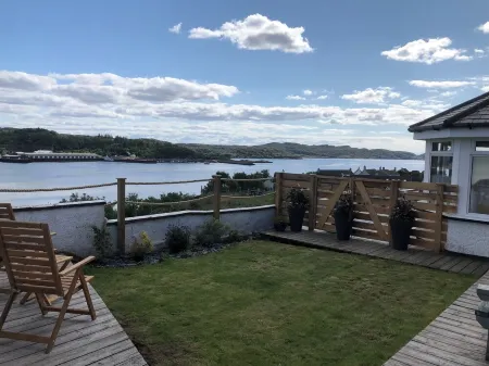 2 bed Apartment, Waterfront Views, 5 Mins From Shops & Restaurants