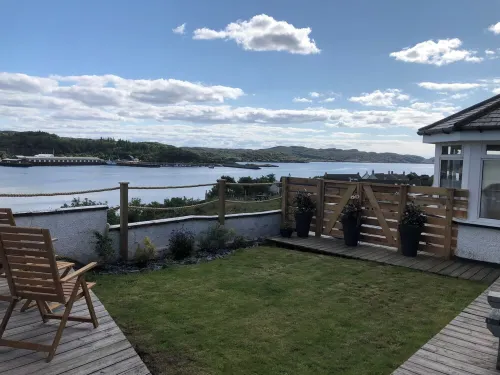 2 bed Apartment, Waterfront Views, 5 Mins From Shops & Restaurants