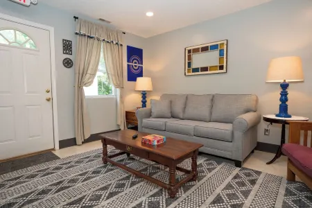 Peaceful 1-Bedroom Retreat in Town