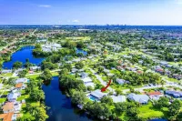 Waterfront Retreat, Large Pool, Hot Tub, Family-Friendly & Near Beach