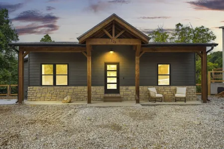 Luxury Modern Retreat on Taneycomo On-Suite Bathrooms Hot Tub Outdoor Pool