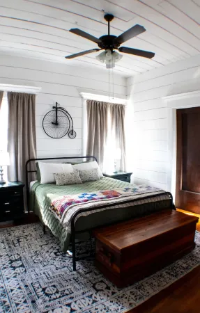 Family home with fenced yard 6 minutes to the Silos Отели рядом с достопримечательностью «Rogers School of Engineering and Computer Science»