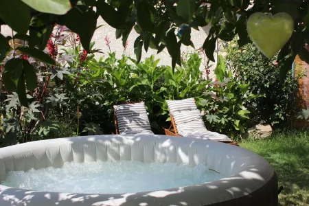 Le Clos des Vergers Air-conditioned cottage with access to the jacuzzi