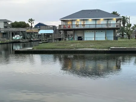 Bay Breeze - Waterfront, No Side Neighbors. Kayaks, Cornhole, BBQ , Pet Friendly