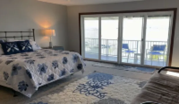 Remodeled 5Bed-3Bath up to 14 Family Members on the Lake. Give Them the Best!