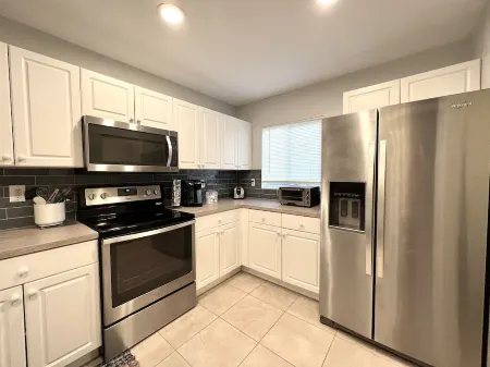 Super Clean, Comfortable, & Centrally Located near RSW and FGCU Отели рядом с достопримечательностью «Галф Кост Таун Сентер»