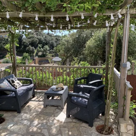 Beautiful studio/apartment with air conditioning and use of pool.
