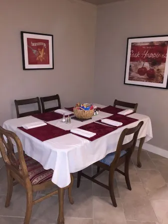 Beautifully remodeled Bungalow steps away from Historic Route 66 and SNU Отели в г. Бетани