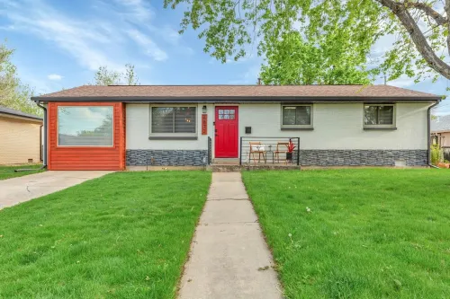 Backyard BBQ Retreat: Central 3bd - Prime Location