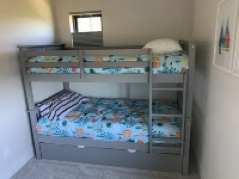 Get Away to White Salmon; Hot Tub, Pickle-Ball, Basketball, Fitness Room & More!