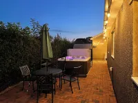 Visit Wales 4 Star, rural bungalow - Sauna, jacuzzi, play area and Free Wi-fi のホテル