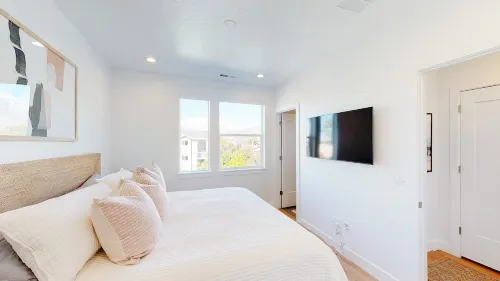 Luxury Downtown Spacious 3 bedroom New Townhome