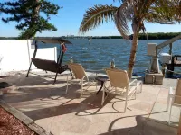 Peaceful Setting, on the water of Little Sarasota Bay