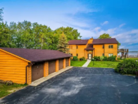 Breezy Hills - Unit 1; Lake Bemidji, King Bed, Kayaks, PB Trail Private Access