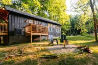 Romantic Luxe Cabin : Hot Tub, Private Trails : 32 Forested Acres : EV Charger