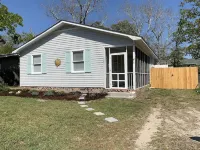 Sandy Paws - A Dog-Friendly Haven with Boat Parking on Oak Island, NC