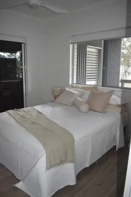 Beautiful 2 bedroom fully self contained unit with sea views and breezes