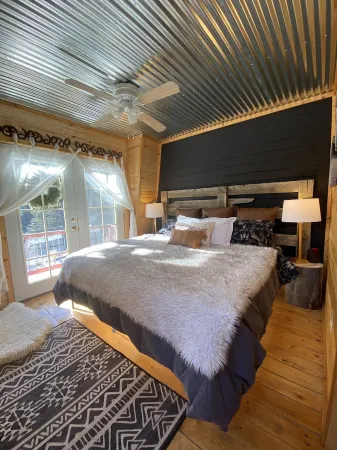 Clean cabin amid Nat Forest with private creek access,  Wi-Fi, and pet friendly!