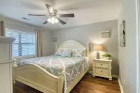 Renovated Branson Retreat w/ new walk-in shower ~ 1 mile to the Branson strip! Mickey Gilley Grand Shanghai Theatre 주변 호텔